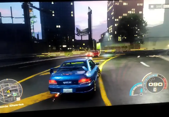 NFS Unbound: niebieski Subaru WRX na nocnej ulicy, prędkość 90 km/h. Sprawdź wymagania gry, by cieszyć się taką grafiką.
