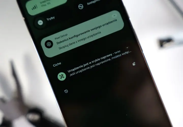 Ekran telefonu z powiadomieniem "Dokończ konfigurowanie swojego urządzenia". Dowiedz się, jak włączyć lokalizację w telefonie, by korzystać z pełni funkcji.