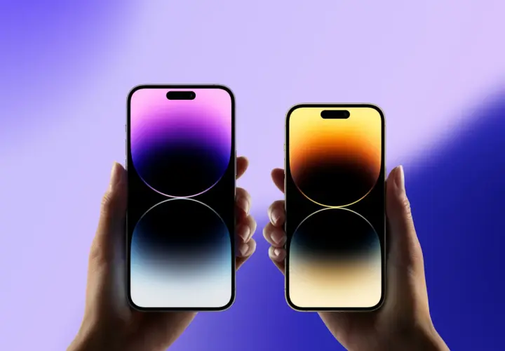 Dwie dłonie trzymają nowe iPhone'y, prezentując ich ekrany z gradientem kolorów. Czekamy na premierę, kiedy wyszedł iPhone 15.