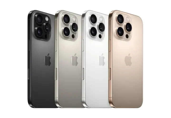 Cztery telefony iPhone 14 Pro w kolorach: grafitowym, srebrnym, białym i złotym, prezentujące potrójny system aparatów.