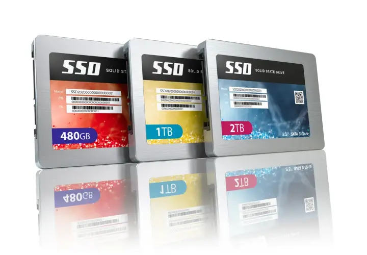 Różne rodzaje dysków twardych SSD: 480GB, 1TB i 2TB, prezentowane w nowoczesnym designie.
