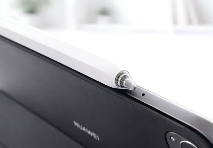 Biały rysik magnetycznie przyczepiony do krawędzi Huawei MatePad 11.5 S.