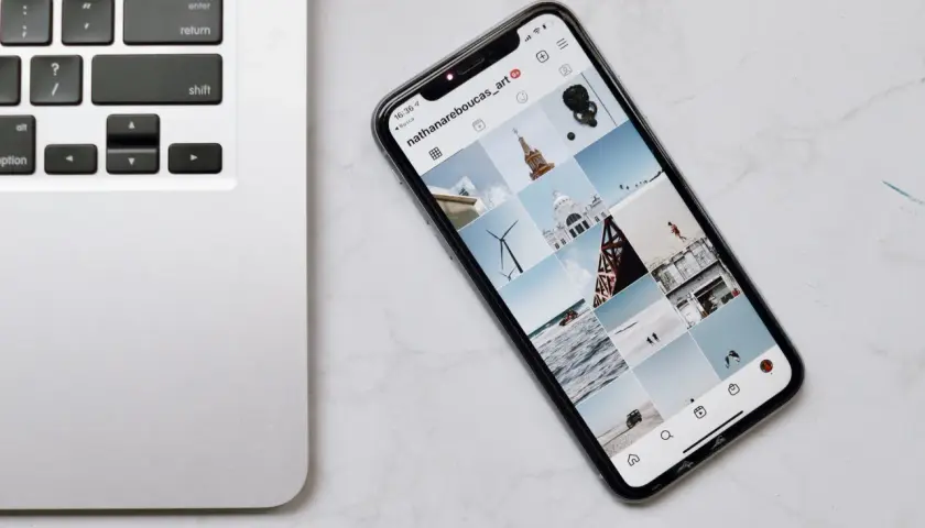 Telefon z Instagramem obok laptopa. Dowiedz się, jak połączyć telefon z komputerem przez WiFi, by łatwo przesyłać pliki.