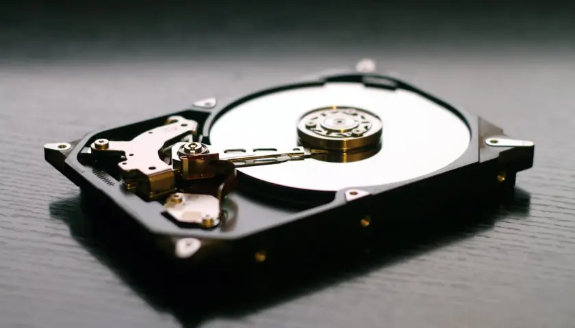 Wnętrze dysku HDD, z widocznymi talerzami i głowicami, kontrastuje z nowoczesnymi dyskami SSD.