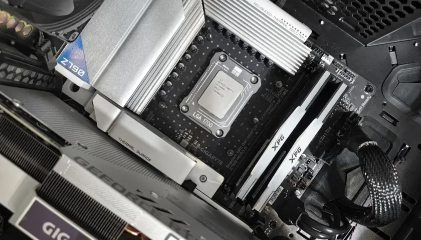 Komputer z procesorem Intel Core i5, płytą główną Z790 i kartą graficzną GeForce. Idealny zestaw z wieloma rdzeniami do gier.
