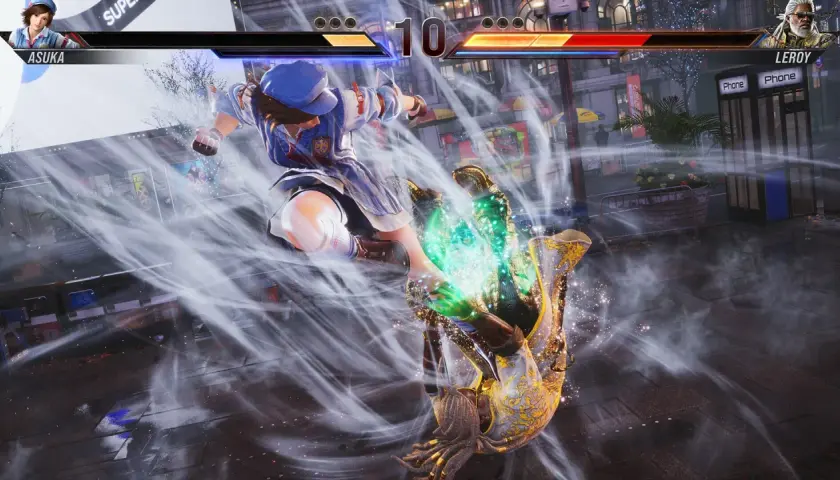 Asuka wykonuje kopnięcie w powietrzu, walcząc z Leroyem. Gra Tekken 8 wymaga mocnego sprzętu.