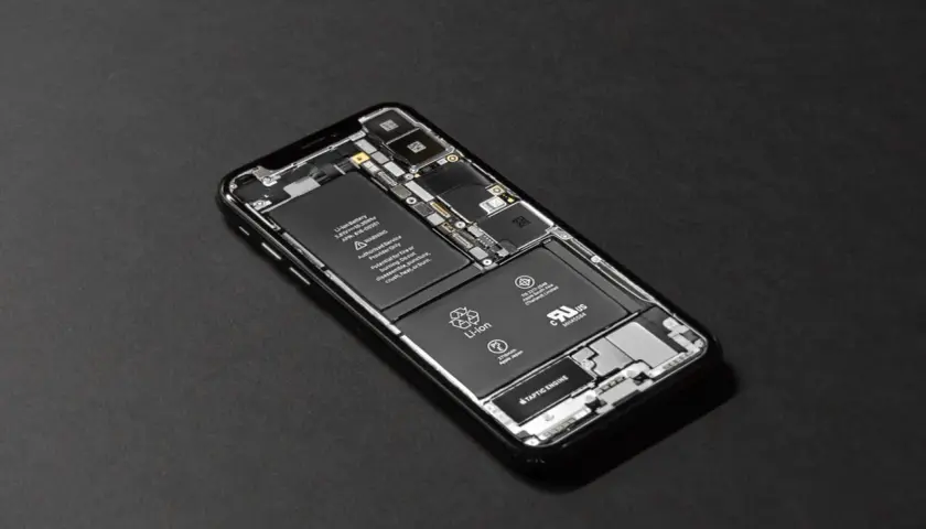 Rozłożony telefon z widoczną baterią Li-ion. Dowiedz się, jak dbać o baterie w telefonie, by służyły dłużej.
