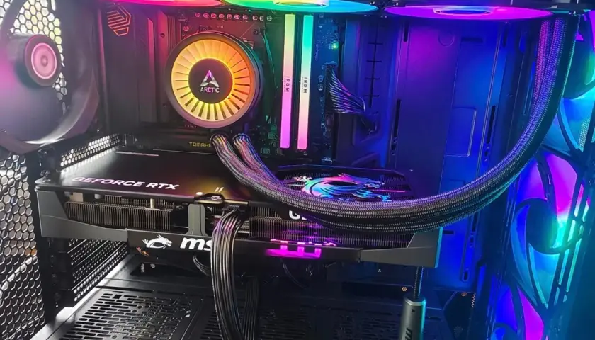 Wnętrze komputera z podświetleniem RGB. Chłodzenie procesora Arctic, karta GeForce RTX, RAM. Jak dobrać procesor do płyty głównej?