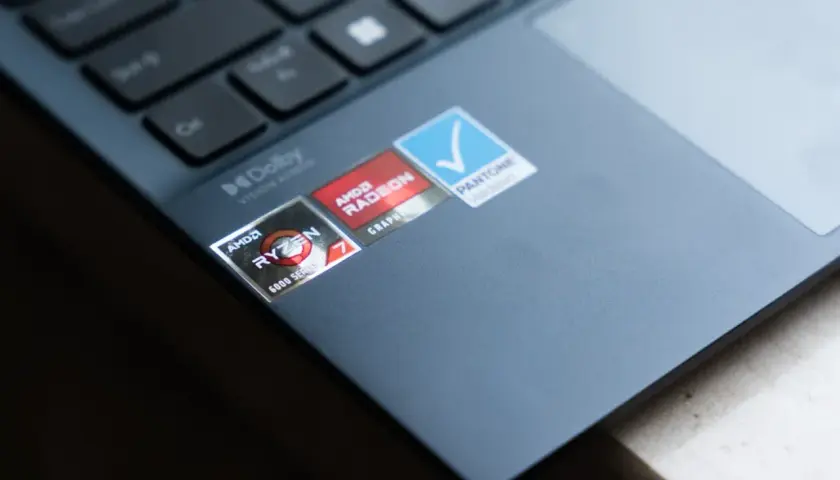 Naklejki na laptopie: AMD Ryzen 7 6800H, AMD Radeon, Dolby Vision Atmos i Pantone Validated.