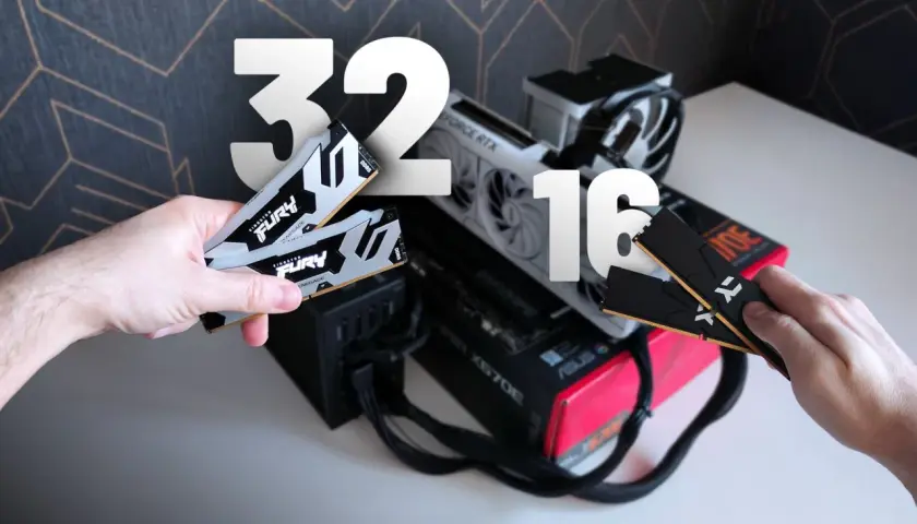 Różne ilości RAM-u do gier: 32 GB vs 16 GB. Dwie ręce trzymają kości pamięci RAM, porównując zestawy.