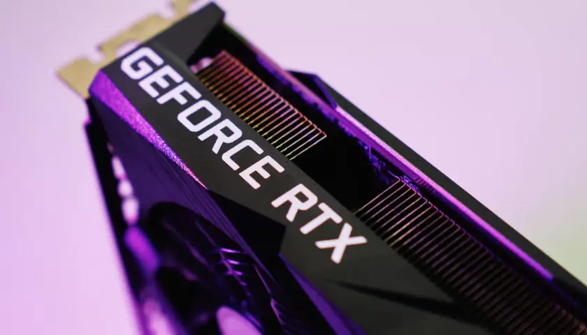 Karta graficzna GeForce RTX, idealna do gier w 4K. Chłodzenie z fioletowym podświetleniem.