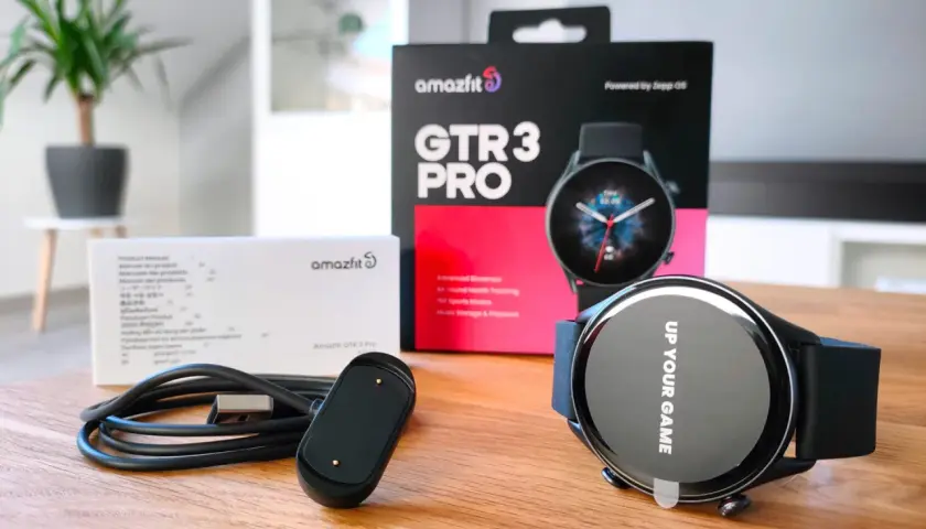 Zestaw Amazfit GTR 3 Pro: smartwatch, ładowarka, instrukcja i pudełko. Gotowy do gry!
