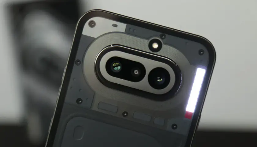 Tył telefonu Nothing 4a z widocznym modułem aparatu i podświetleniem LED.