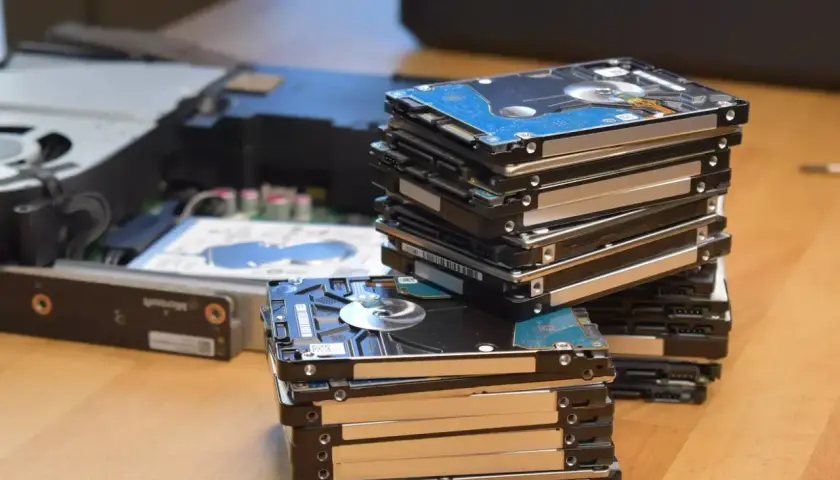 Stosy dysków twardych, gotowe do wymiany na SSD w konsoli Xbox One.