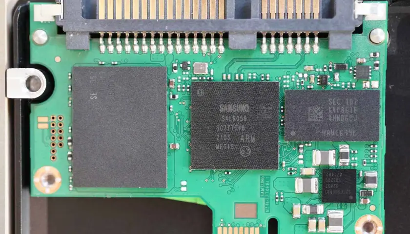 Wnętrze dysku SSD NVMe. Widoczny kontroler Samsung i układy pamięci flash. Szybki dysk, który odpowiada na pytanie: nvme co to.