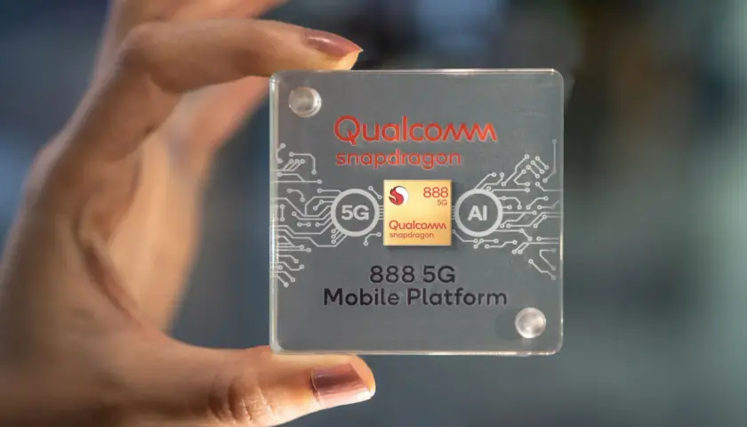 Dłoń trzyma przezroczysty kwadrat z logo Qualcomm Snapdragon 888 5G Mobile Platform, symbolizujący moc i innowacje.