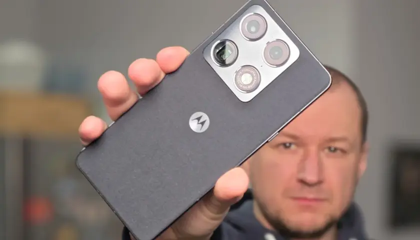 Mężczyzna prezentuje smartfon Motorola z charakterystycznym logo i modułem aparatów.