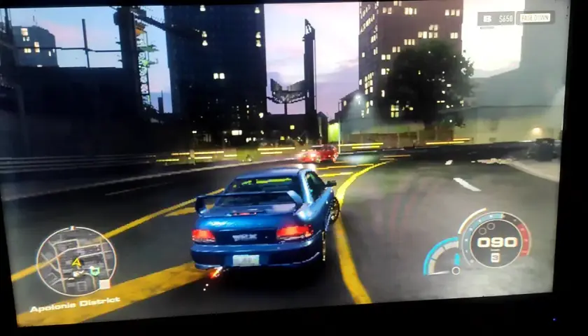 NFS Unbound: niebieski Subaru WRX na nocnej ulicy, prędkość 90 km/h. Sprawdź wymagania gry, by cieszyć się taką grafiką.