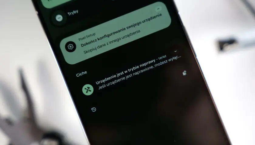 Ekran telefonu z powiadomieniem "Dokończ konfigurowanie swojego urządzenia". Dowiedz się, jak włączyć lokalizację w telefonie, by korzystać z pełni funkcji.