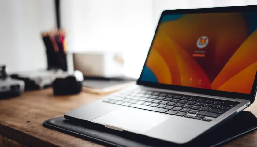 Laptop z kolorowym ekranem logowania, gotowy do pracy. Różne systemy operacyjne na komputer oferują unikalne doświadczenia.