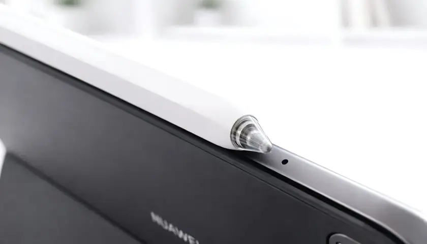 Biały rysik magnetycznie przyczepiony do krawędzi Huawei MatePad 11.5 S.