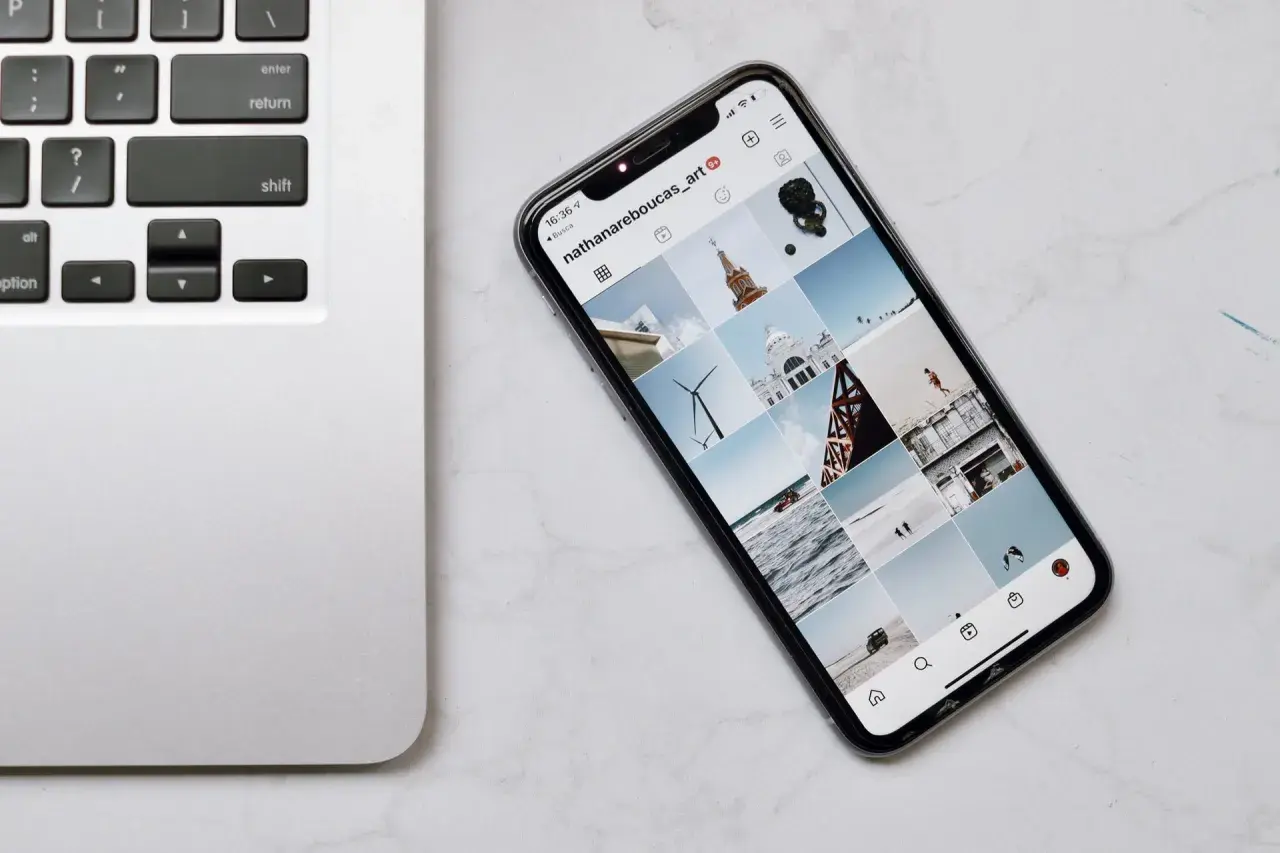 Telefon z Instagramem obok laptopa. Dowiedz się, jak połączyć telefon z komputerem przez WiFi, by łatwo przesyłać pliki.