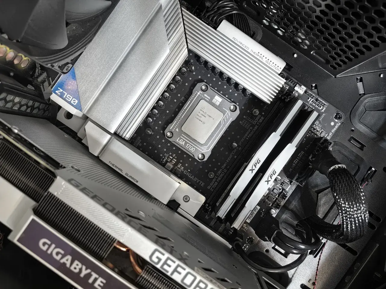 Komputer z procesorem Intel Core i5, płytą główną Z790 i kartą graficzną GeForce. Idealny zestaw z wieloma rdzeniami do gier.