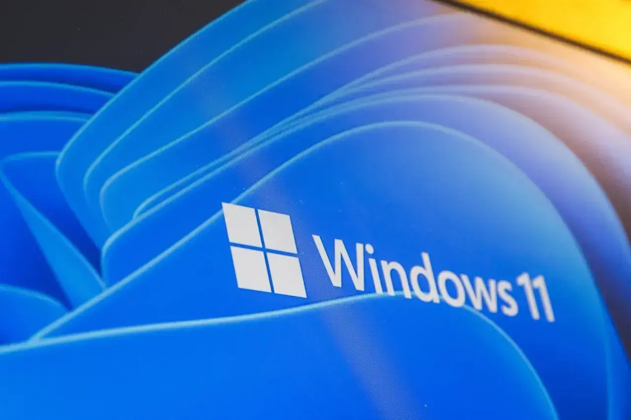Logo Windows 11 na niebieskim tle. Dowiedz się, jak zainstalować Windows 11 na starym komputerze, nawet jeśli nie spełnia wymagań.