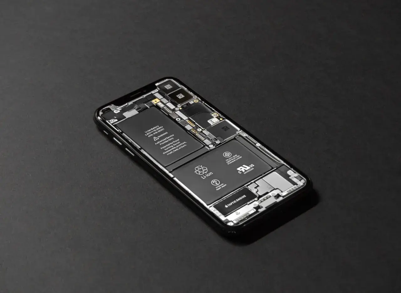 Rozłożony telefon z widoczną baterią Li-ion. Dowiedz się, jak dbać o baterie w telefonie, by służyły dłużej.