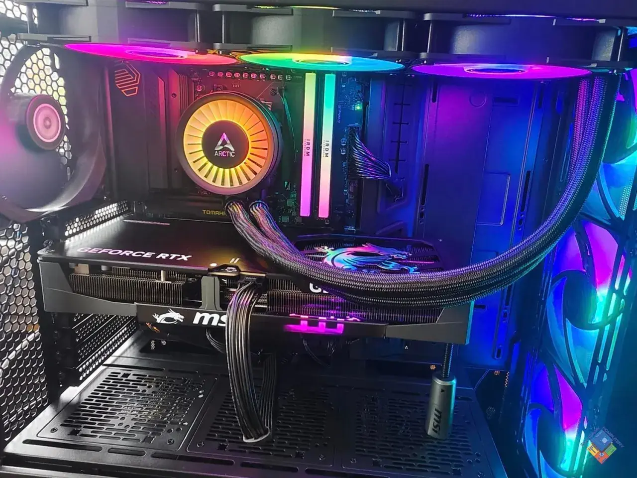 Wnętrze komputera z podświetleniem RGB. Chłodzenie procesora Arctic, karta GeForce RTX, RAM. Jak dobrać procesor do płyty głównej?