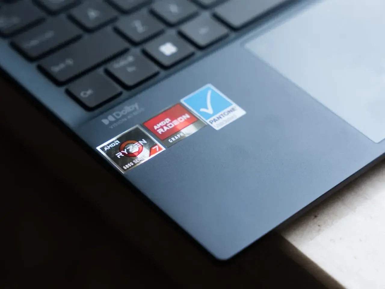 Naklejki na laptopie: AMD Ryzen 7 6800H, AMD Radeon, Dolby Vision Atmos i Pantone Validated.