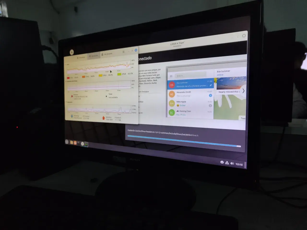 Monitor z systemem Linux, pokazujący wykresy użycia CPU i sieci. Idealny dla początkujących w świecie linux.