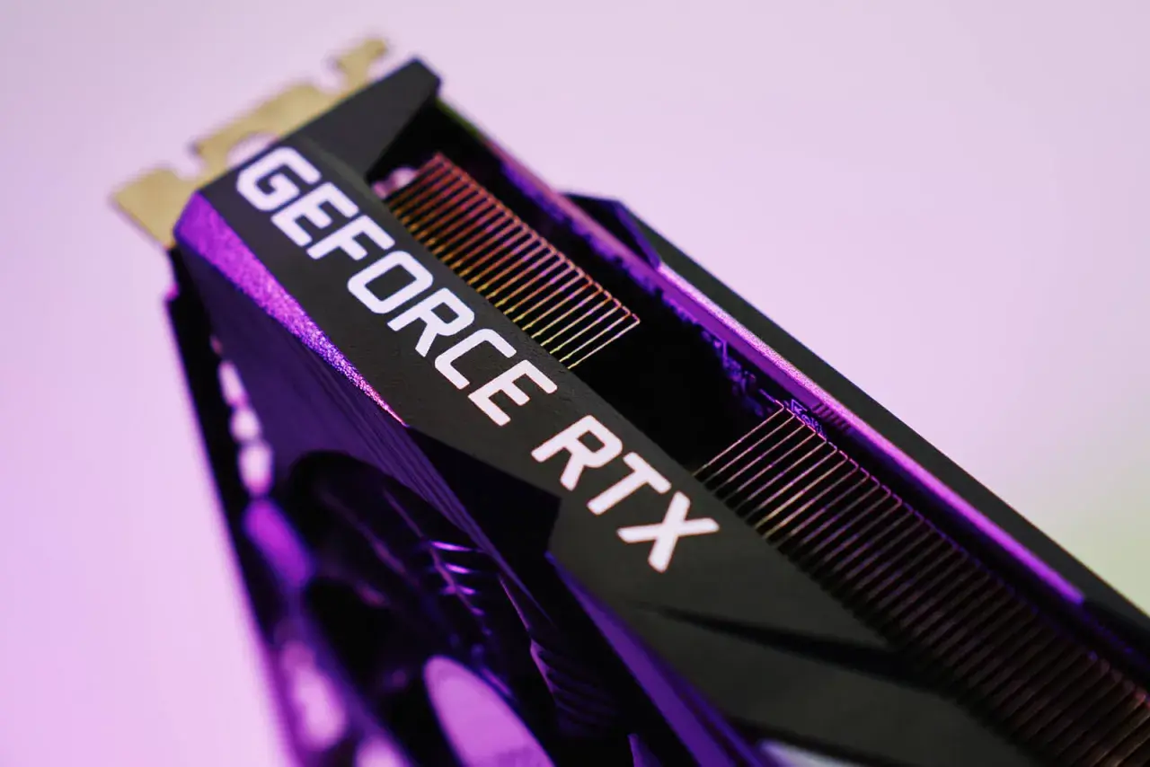 Karta graficzna GeForce RTX, idealna do gier w 4K. Chłodzenie z fioletowym podświetleniem.