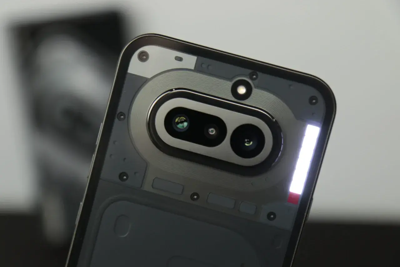Tył telefonu Nothing 4a z widocznym modułem aparatu i podświetleniem LED.