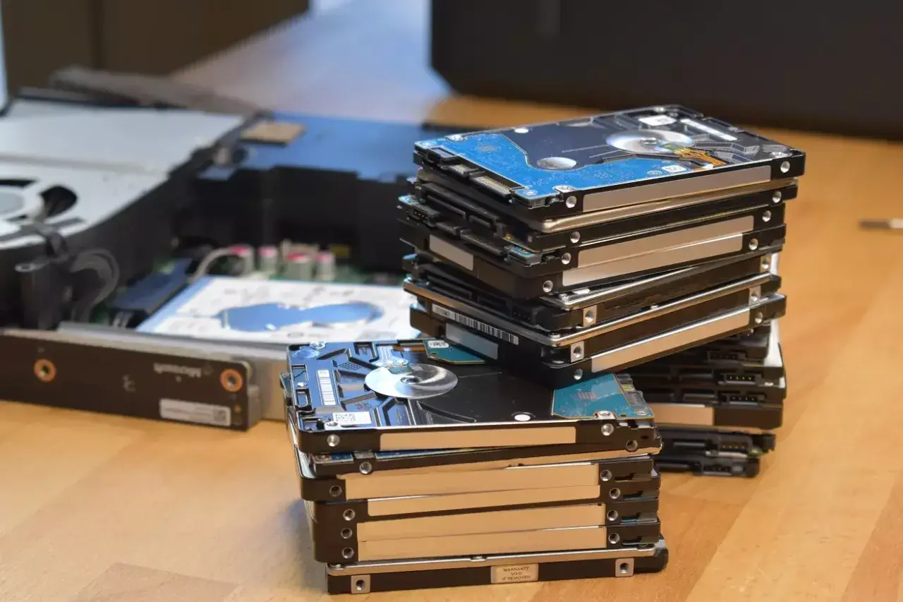Stosy dysków twardych, gotowe do wymiany na SSD w konsoli Xbox One.