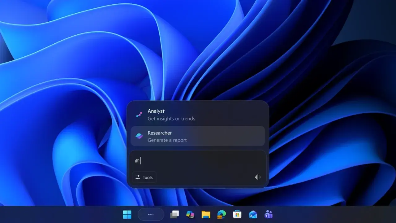 Przezroczysty pasek zadań Windows 11 z menu kontekstowym "Analyst" i "Researcher".