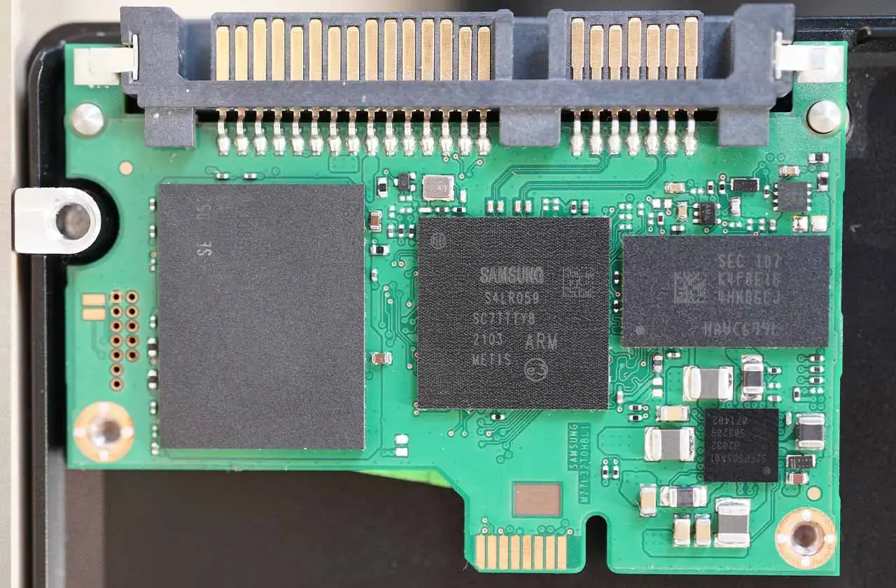 Wnętrze dysku SSD NVMe. Widoczny kontroler Samsung i układy pamięci flash. Szybki dysk, który odpowiada na pytanie: nvme co to.