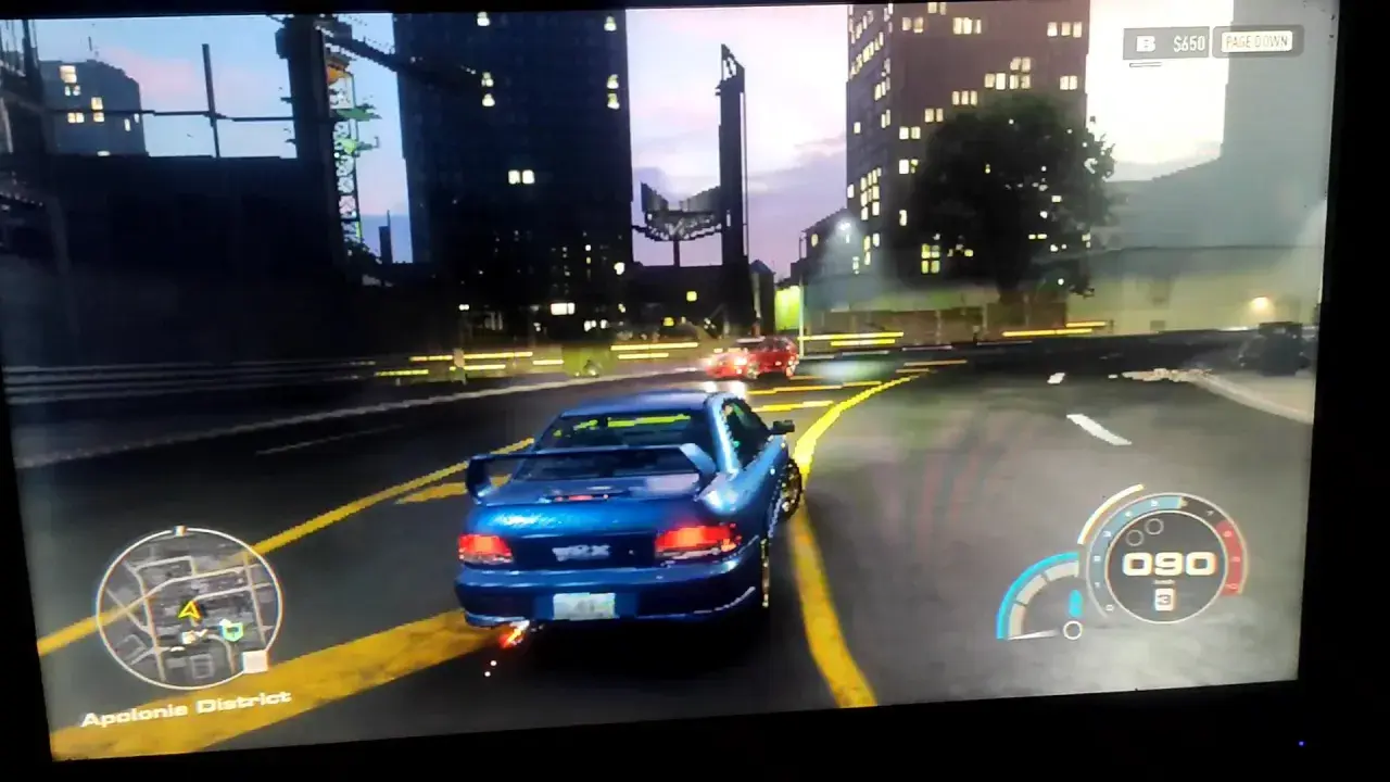 NFS Unbound: niebieski Subaru WRX na nocnej ulicy, prędkość 90 km/h. Sprawdź wymagania gry, by cieszyć się taką grafiką.