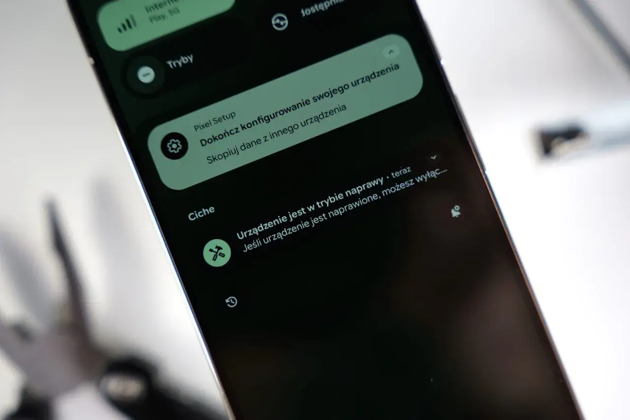 Ekran telefonu z powiadomieniem "Dokończ konfigurowanie swojego urządzenia". Dowiedz się, jak włączyć lokalizację w telefonie, by korzystać z pełni funkcji.