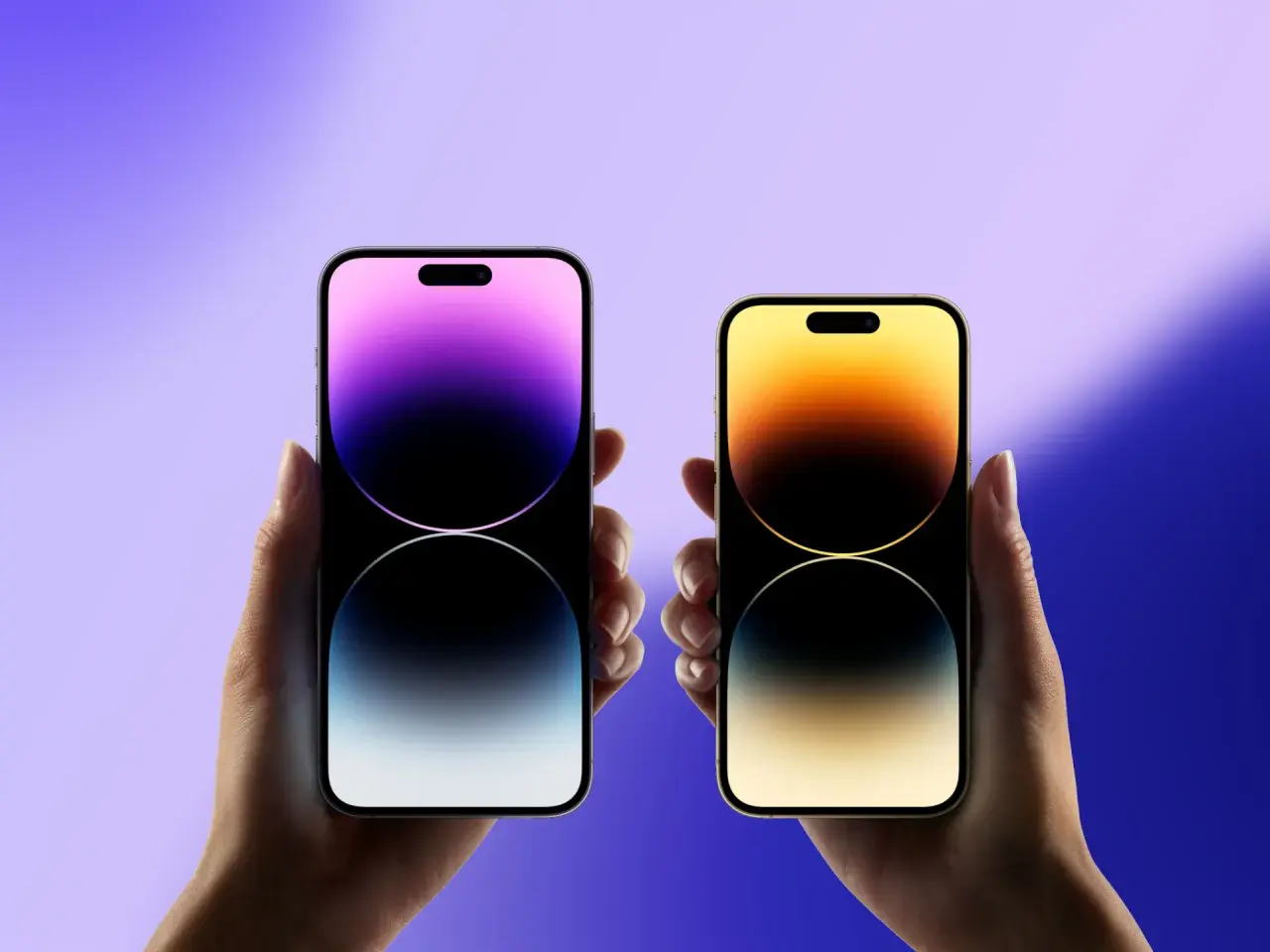 Dwie dłonie trzymają nowe iPhone'y, prezentując ich ekrany z gradientem kolorów. Czekamy na premierę, kiedy wyszedł iPhone 15.