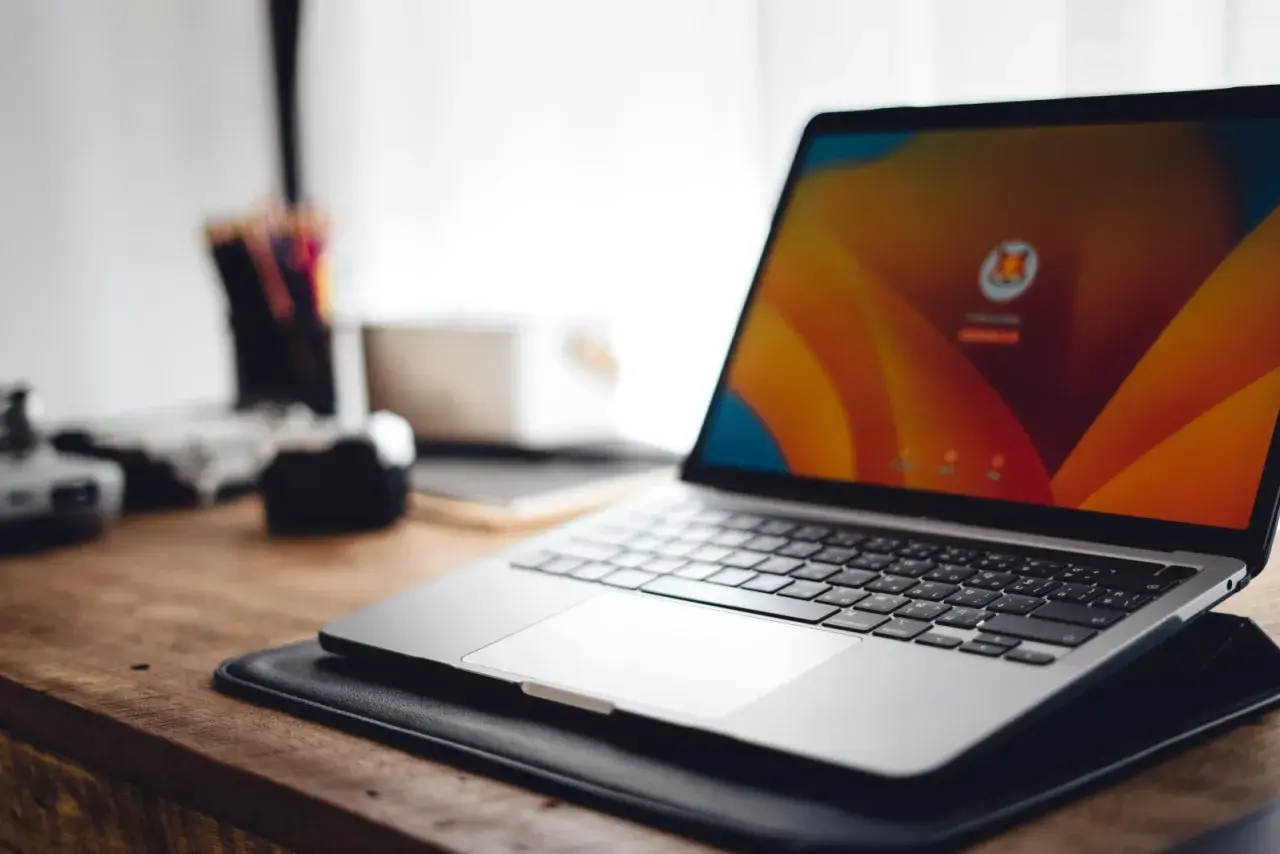 Laptop z kolorowym ekranem logowania, gotowy do pracy. Różne systemy operacyjne na komputer oferują unikalne doświadczenia.
