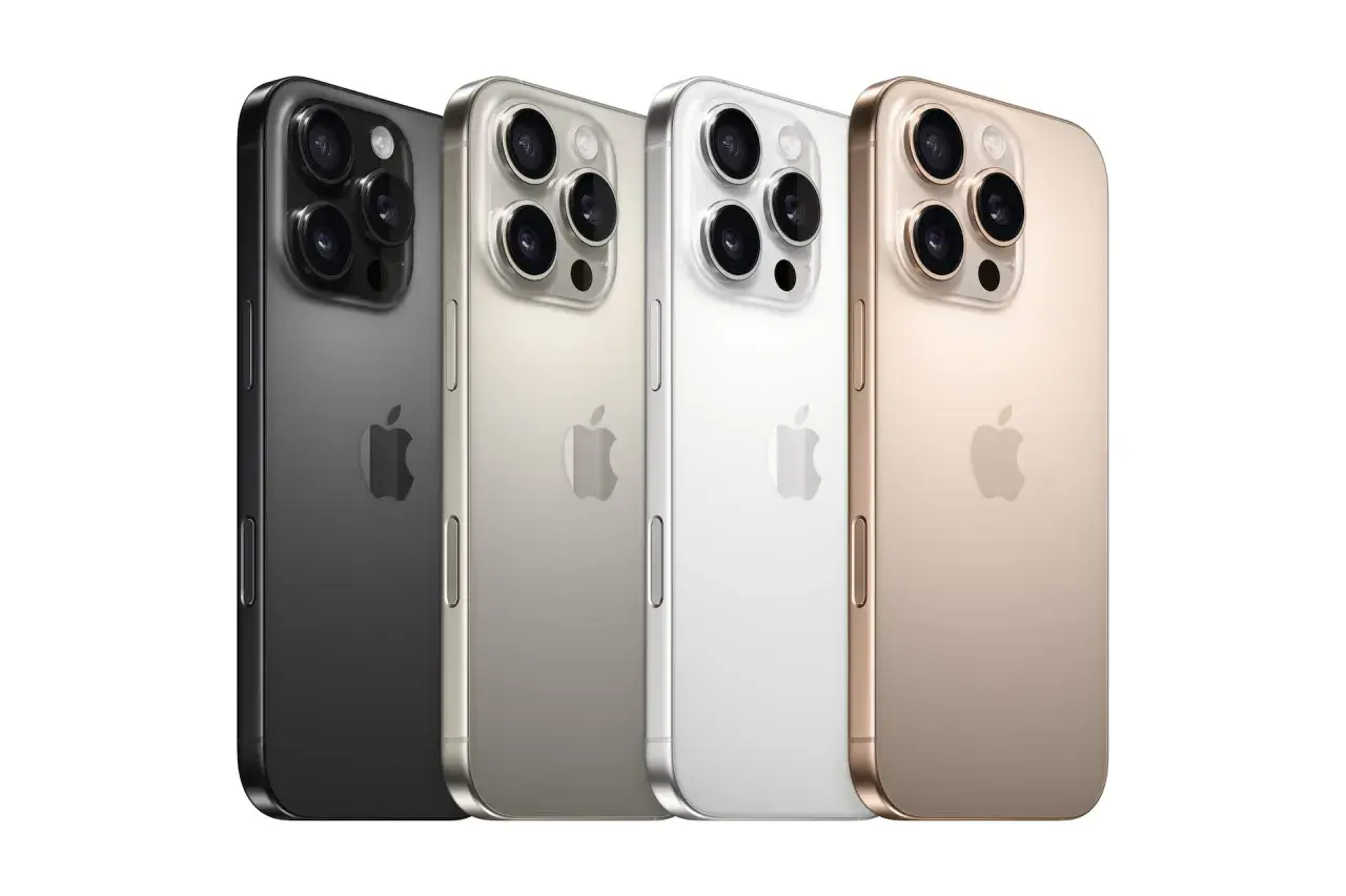 Cztery telefony iPhone 14 Pro w kolorach: grafitowym, srebrnym, białym i złotym, prezentujące potrójny system aparatów.