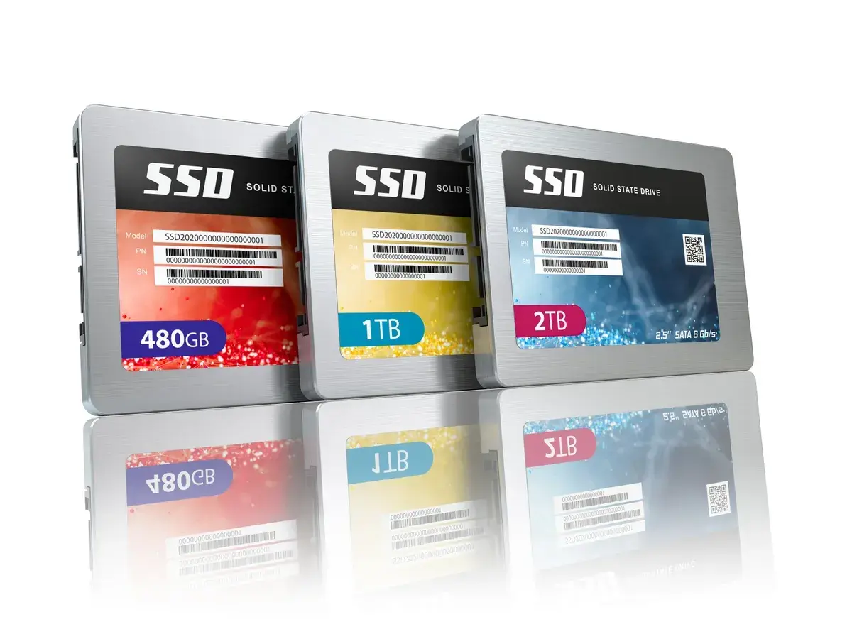 Różne rodzaje dysków twardych SSD: 480GB, 1TB i 2TB, prezentowane w nowoczesnym designie.