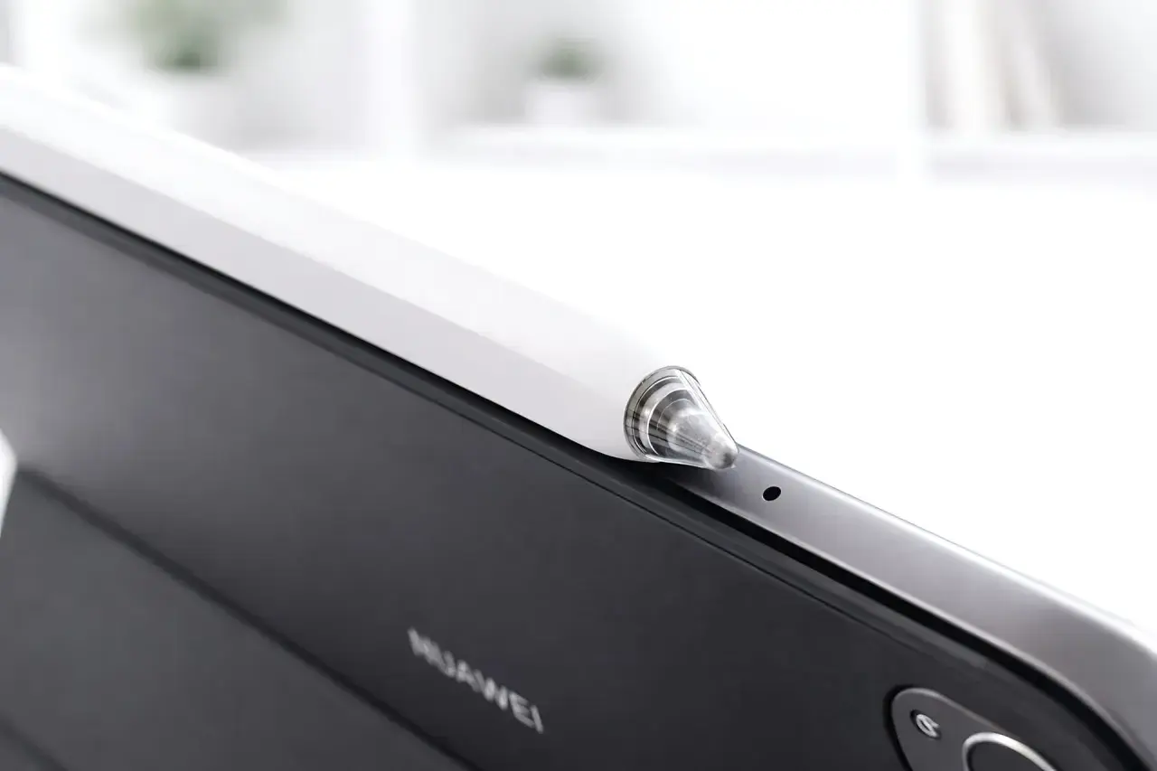 Biały rysik magnetycznie przyczepiony do krawędzi Huawei MatePad 11.5 S.