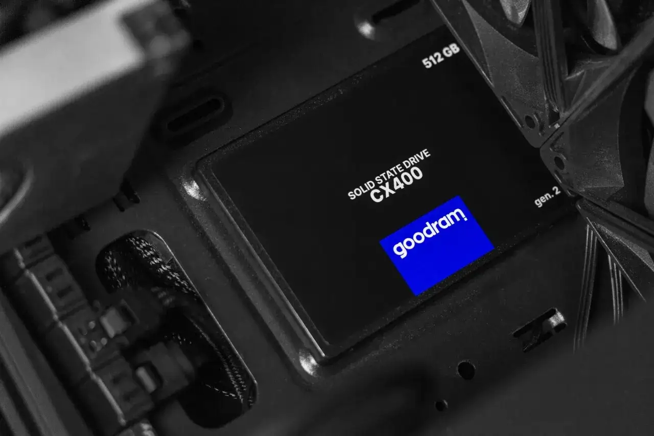 Dysk SSD Goodram CX400 1TB 2.5 SATA, zamontowany w komputerze, gotowy do pracy.