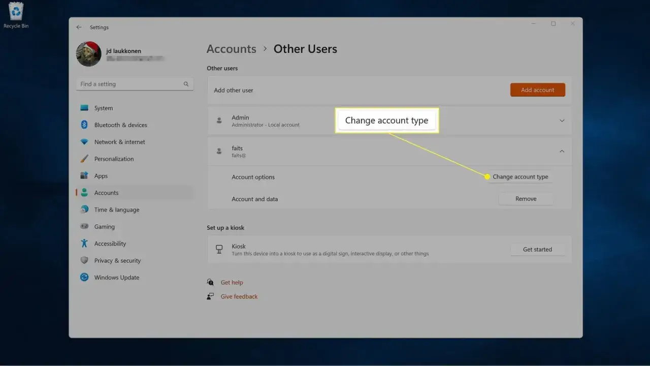 Ekran Ustawień Windows 11, sekcja Konta > Inni użytkownicy. Widoczna opcja