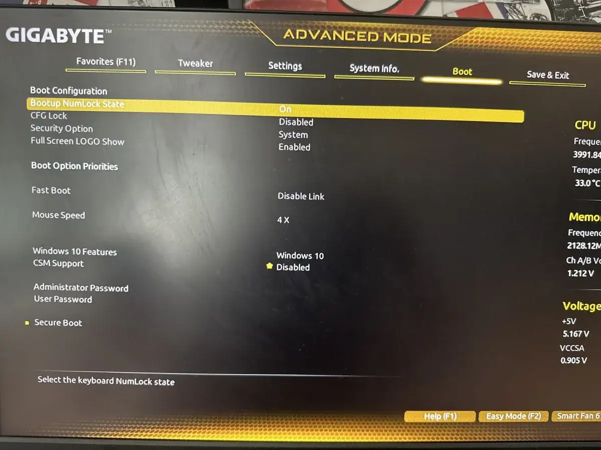 BIOS GIGABYTE, sekcja Boot. Ustawienia Bootup NumLock State na On, by móc zainstalować Windows 11 bez TPM.