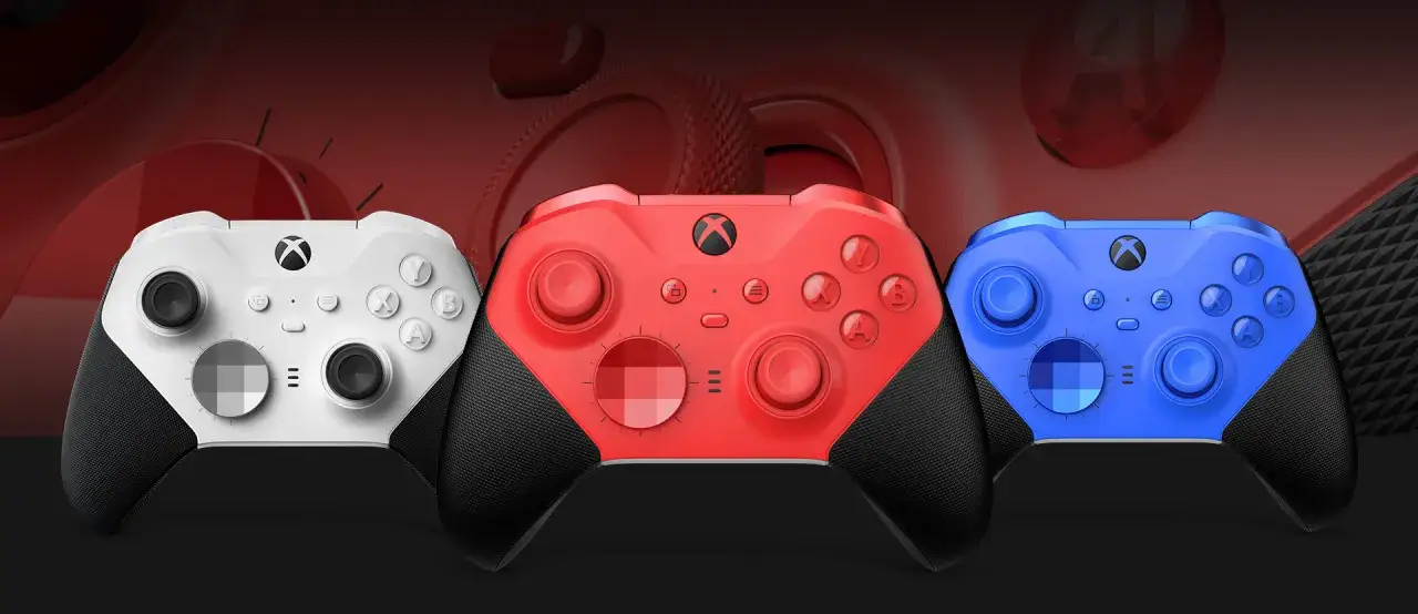 Trzy kontrolery Xbox Elite Series 3 w kolorach białym, czerwonym i niebieskim, gotowe do gry.