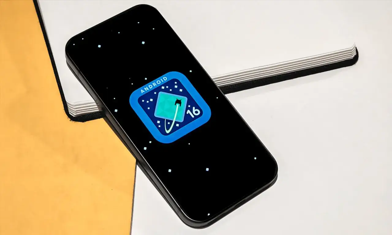 Smartfon z logo Android 16 na czarnym tle, otoczony białymi kropkami przypominającymi gwiazdy.