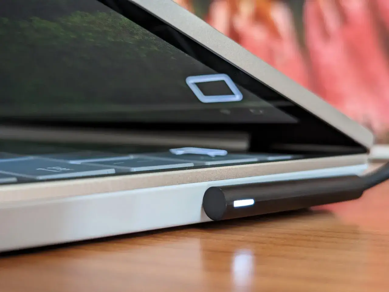 Ładowarka podłączona do laptopa z Windows 11, zapewniająca najwyższą wydajność zasilania.